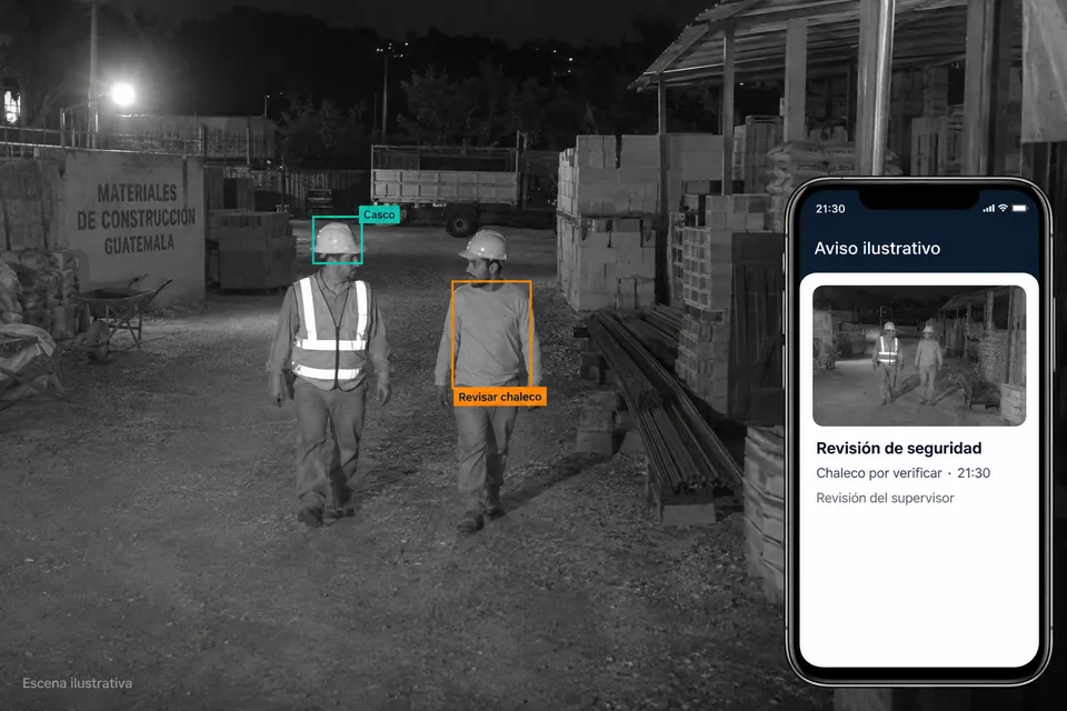 Scène illustrative nocturne en infrarouge d’un chantier, cadres sur les ouvriers et équipements visibles et téléphone affichant un avis fictif à vérifier.